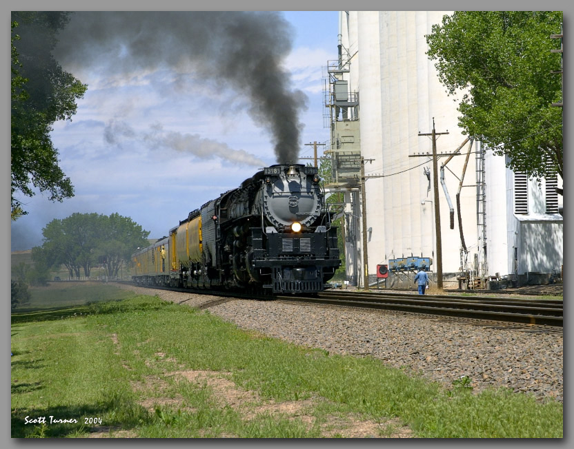 Photo: UP Challenger 3985 enters Lodgepole, NE